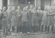 716296 Afbeelding van de eerste personeelsbezetting van de Lumax-drukkerij, voor het pand van Drukkerij Triumf aan de ...